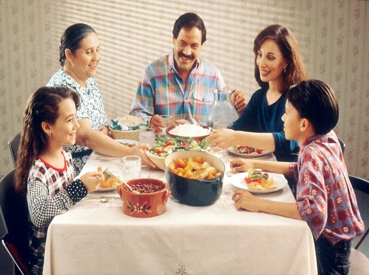 رات کے کھانے پر خاندان