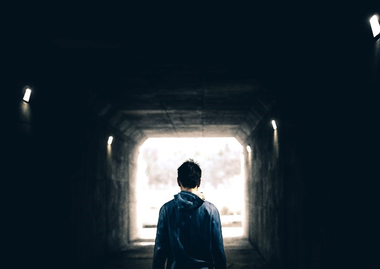 ملٹی سسٹمک تھراپی (MST) - سفید اسکرین کے سامنے شخص