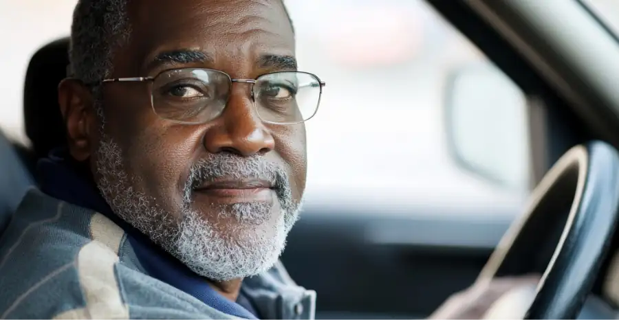 سنگین آدمی ڈرائیونگ کر رہا ہے