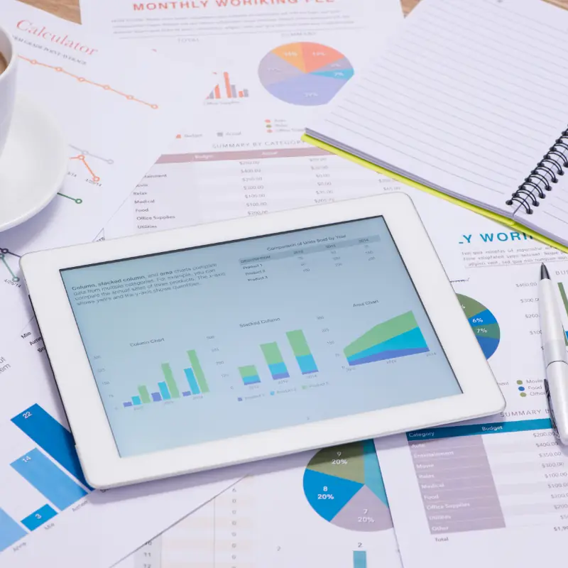 اوپر آئی پیڈ کے ساتھ کاروباری گراف کا ڈھیر