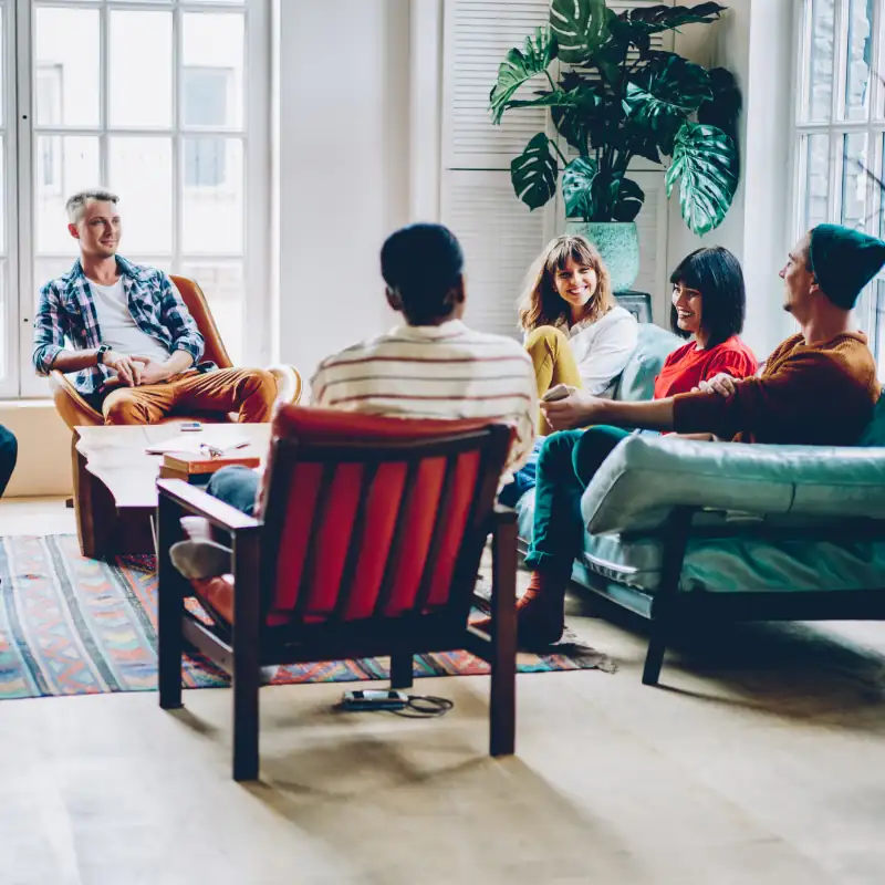 دفتر میں نوجوانوں کی ملاقات