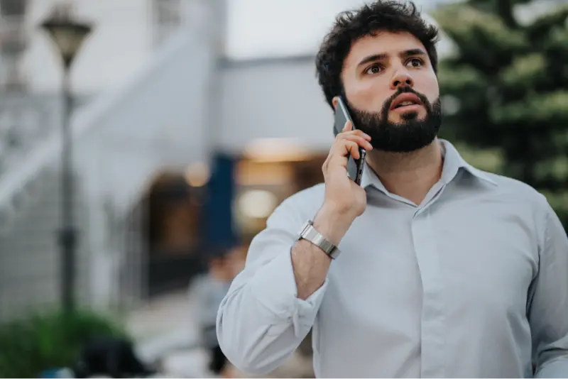 نوجوان فون پر بات کر رہا ہے