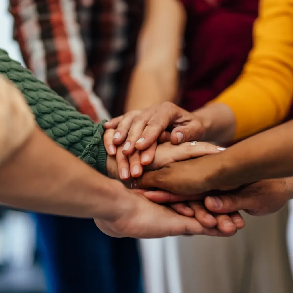 ہاتھ ایک ساتھ جشن منا رہے ہیں