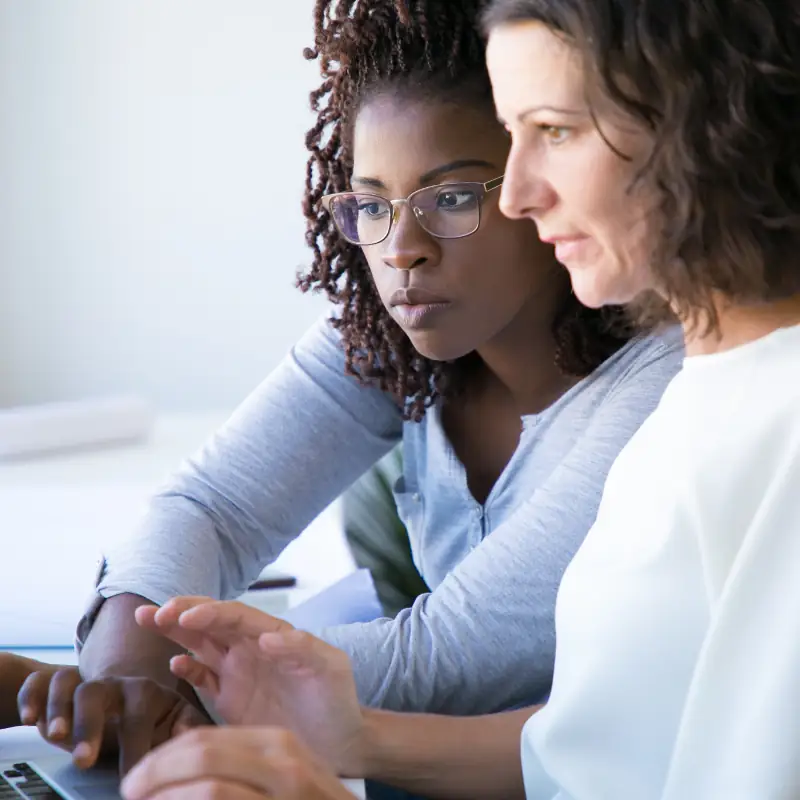 کمپیوٹر میں کام کرنے والے ماہرین